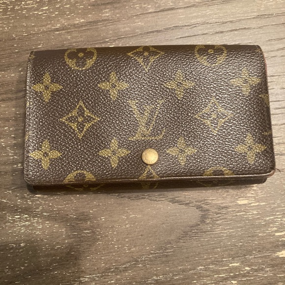 Authentic Louis Vuitton compact monogram wallet - Picture 1 of 14